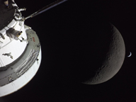 Die Kapsel, der Mond, rechts klein die Erde, NASA