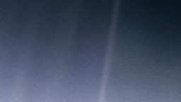 Der Pale Blue Dot auf dem neu nachbearbeiteten Foto von 1990
