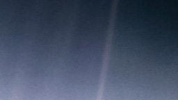 Der Pale Blue Dot auf dem neu nachbearbeiteten Foto von 1990