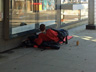 Obdachloser an einem Bahnhof in Hamburg