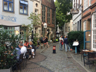 Touristen im »Schnoor« in Bremen